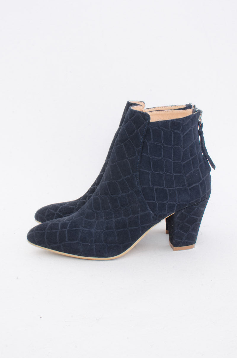 EMBOSSED BOOT