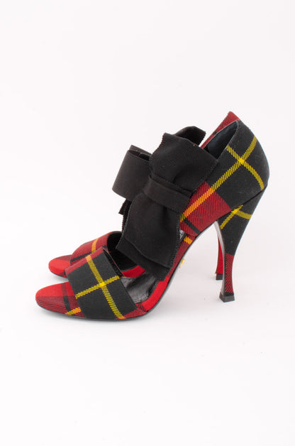 TARTAIN BOW PUMP WITH TAGS