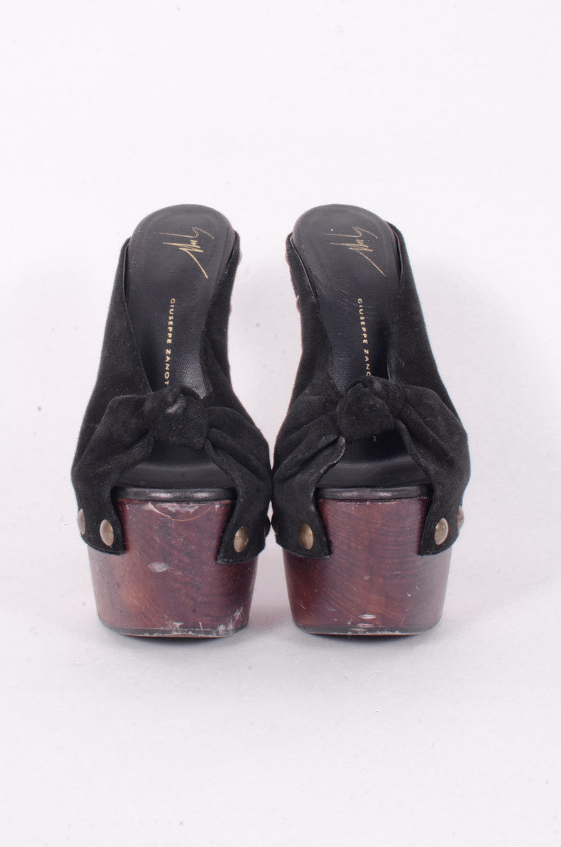 STUDDED WOODEN PLATFORM