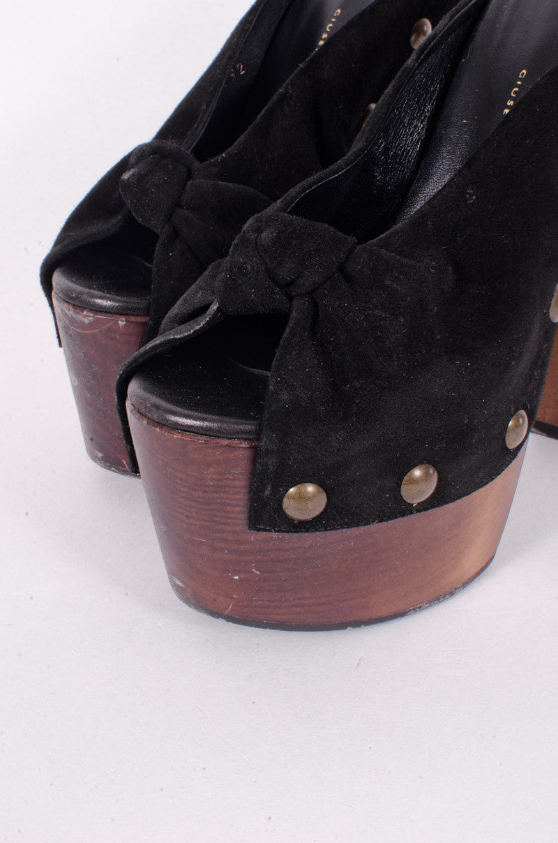 STUDDED WOODEN PLATFORM