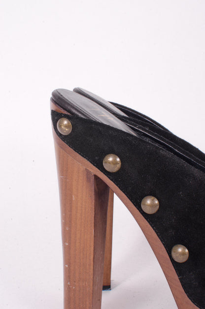 STUDDED WOODEN PLATFORM