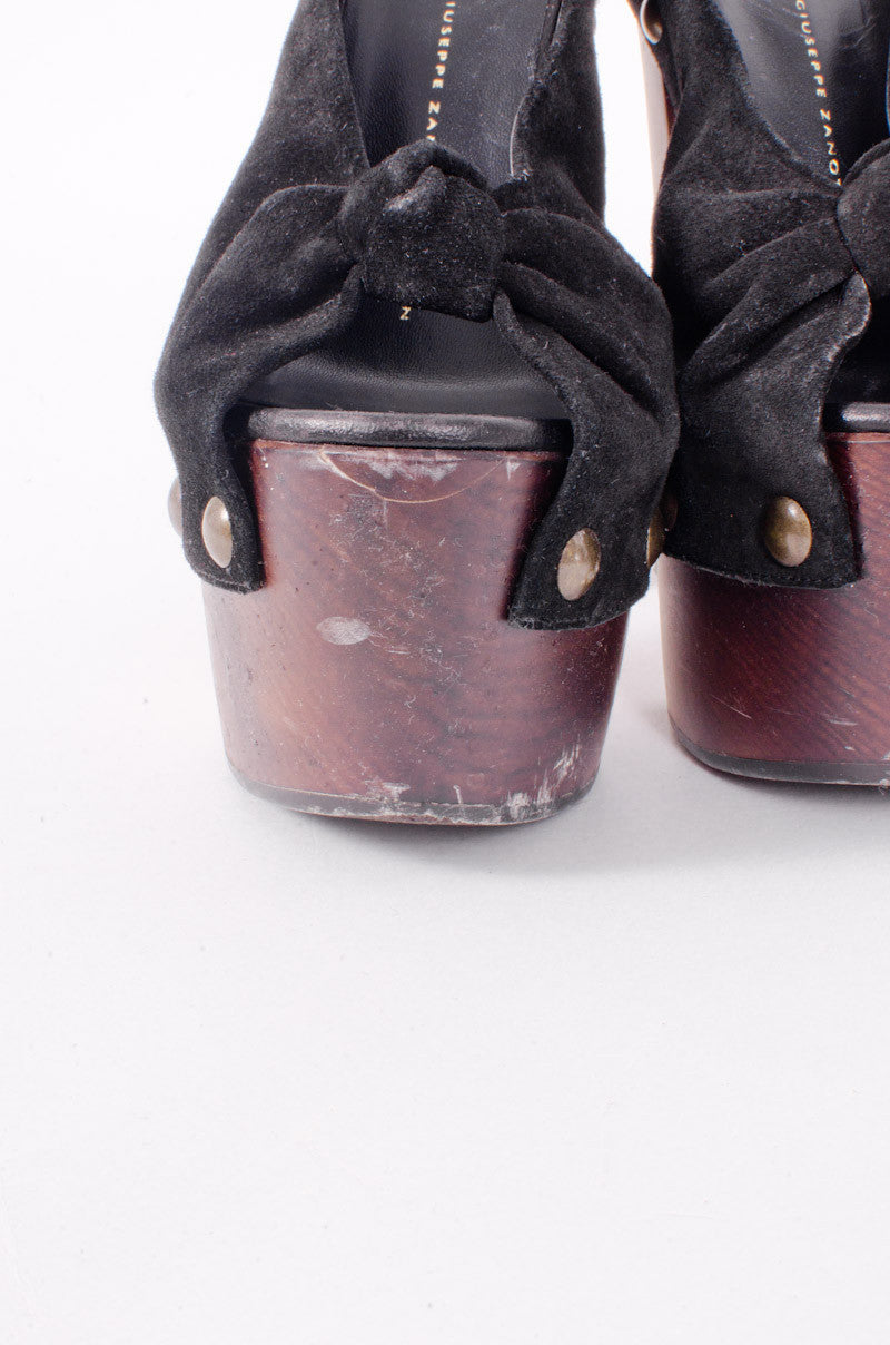 STUDDED WOODEN PLATFORM