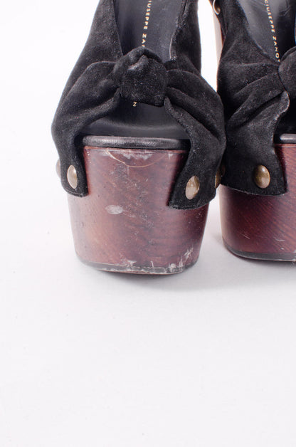 STUDDED WOODEN PLATFORM