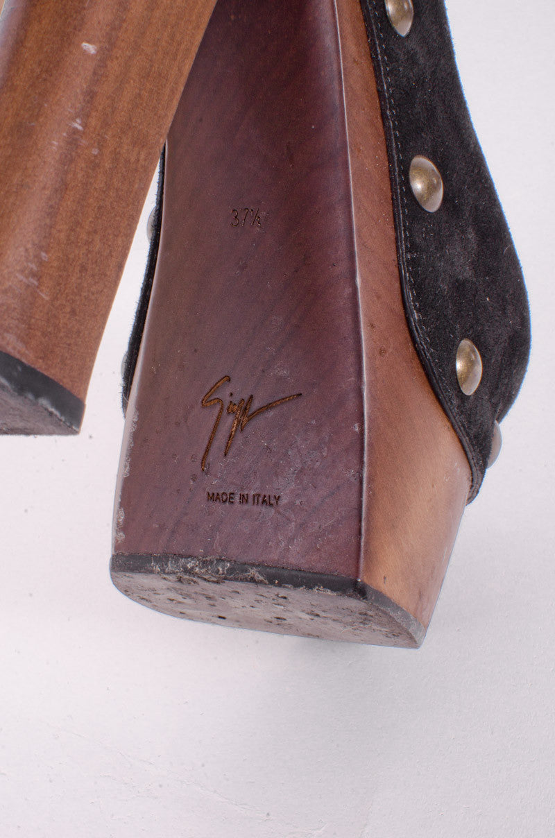 STUDDED WOODEN PLATFORM