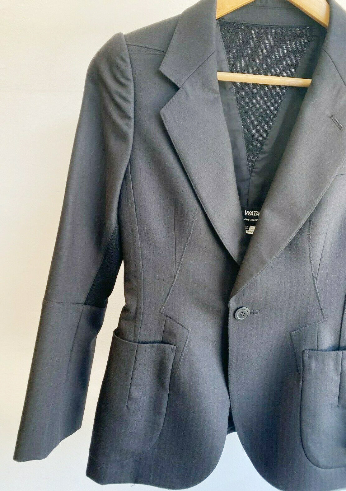 TAILORED BLACK BLAZER