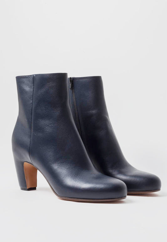 CURVED HEEL BOOTIES